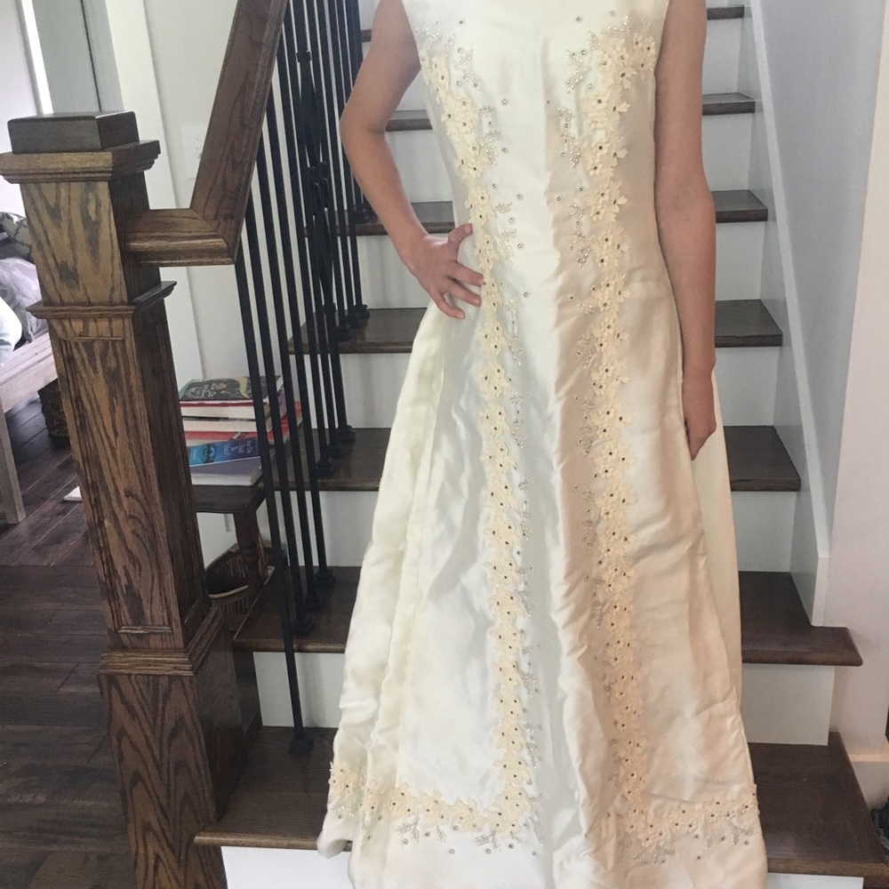 High-Neck Ivory Wedding Gown with Delicate Lace Trim - Picture 2 of 8